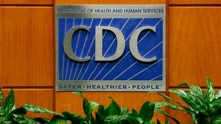 Une photo de la plaque du CDC, le centre de contrôle et de prévention des maladies aux Etats-Unis, à Atlanta, le 5 octobre 2014. (KEVIN C. COX / GETTY IMAGES NORTH AMERICA / AFP)