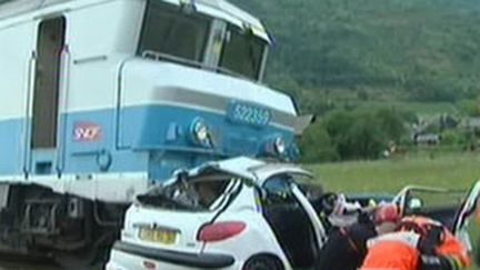 La voiture accidentée et le train Corail, après la collision de Saint-Jean-de-la-Porte, en Savoie (10/08/09) (© France 2)