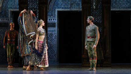 Léonore Baulac et Germain Louvet dans La Bayadère (Svetlana Loboff/Opéra national de Paris)