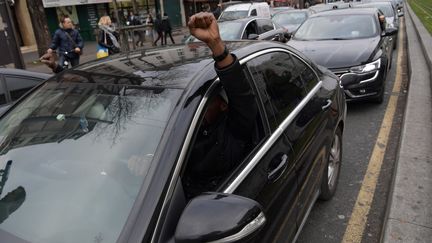 Un chauffeur de VTC lors d'une manifestation à Paris, contre les prix imposés par les plates-formes, le 23 décembre 2016. (CHRISTOPHE ARCHAMBAULT / AFP )