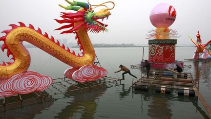 Le dragon crachant du feu, 2012 devrait &ecirc;tre une ann&eacute;e brillante et spectaculaire. (AP / SIPA)