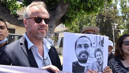 Une manifestation de soutien&nbsp;au journaliste&nbsp;Soulaimane Raissouni, en présence du directeur général de Reporters sans frontières, le 22 juin 2021 à Casablanca (Maroc). (JALAL MORCHIDI / ANADOLU AGENCY / AFP)