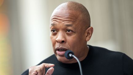 Le rappeur et producteur de musique Dr. Dre lors de l'inauguration de l'étoile de Snoop Dogg sur le Hollywood Walk of Fame, à Los Angeles (Californie, Etats-Unis), le 19 novembre 2018. (VALERIE MACON / AFP)