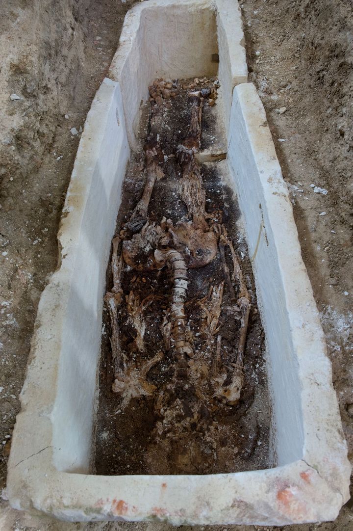 Le squelette dans le sarcophage découvert à Chartres (Eure-et-Loir) dans l'église Saint-Martin-en-Val . (GUILLAUME SOUVANT / AFP)