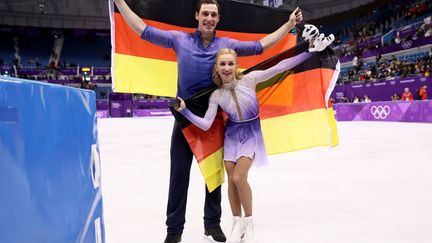 Le patineur Florent Massot,&nbsp;devenu champion olympique et champion du monde en danse de couple pour l’Allemagne, avec sa coéquipière Aljona Savchenko d’origine ukrainienne. &nbsp; (GETTY IMAGES)