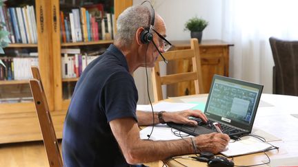 Un homme en télétravail en Alsace, le 6 mai 2021.&nbsp; (VANESSA MEYER / MAXPPP)