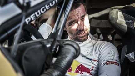 Sébastien Loeb dans l'habitacle de la Peugeot 2008DKR16