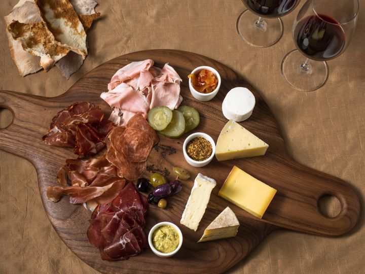 Les hommes sont plutôt amateurs de fromages, de viandes, de charcuteries, de pommes de terre, de crèmes dessert et de boissons alcoolisées. (MICHAEL PIAZZA / PHOTOLIBRARY RM  / GETTY IMAGES)