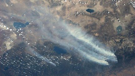 Cette photo prise par la NASA depuis la station spatiale internationale (ISS) montre les incendies touchant la Californie, le 26 ao&ucirc;t 2013. (AP / SIPA)