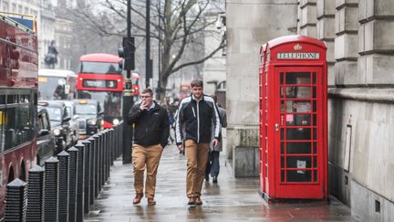 Une&nbsp;cabine téléphonique traditionnelle dans le centre de Londres (Royaume-Uni), en février 2018. (NICOLAS ECONOMOU / NURPHOTO via AFP)