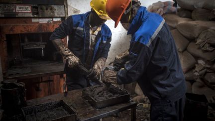 L'asphalte est produit par la société de Nelson Boateng selon cette recette: 70% de plastique broyé et de 30% de sable. Les pavés en plastique recyclé sont vendus un dollar pièce, contre 1,50 dollar pour les pavés traditionnels en béton.

	 

	  (Cristina ALDEHUELA / AFP)