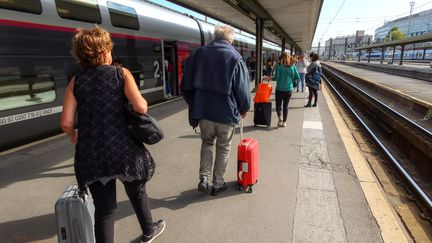 Des voyageurs sur un quai de la gare de Lyon, à Paris, le 13 octobre 2019. (NICOLAS GUYONNET / HANS LUCAS / AFP)