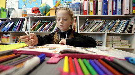 Une fillette ukrainienne accueillie dans une école de&nbsp;Roquebrune-Cap-Martin dans le sud de la France, le 4 avril 2022. (JEAN FRAN?OIS OTTONELLO / MAXPPP)