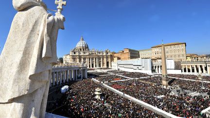 Sous un beau soleil de printemps, quelques 150 000 personnes &eacute;taient venues applaudir son ultime audience qui, compte-tenu de son caract&egrave;re exceptionnel, se tenait &agrave; l'ext&eacute;rieur afin d'accueillir tous ceux qui voulaient voir le pape une derni&egrave;re fois.. (TIZIANA FABI / AFP)