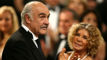 Sean Connery et son épouse Micheline Roquebrune lors d'un hommage rendu à l'acteur écossais à Hollywood en 2006. (KEVIN WINTER / GETTY IMAGES NORTH AMERICA)