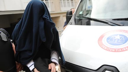 Mickaël Baehrel, principal accusé du meurtre d'Alexandre Junca, arrive à la Cour d'assise de Pau, la tête recouverte par un vêtement, le 7 juin 2016. (IROZ GAIZKA / AFP)