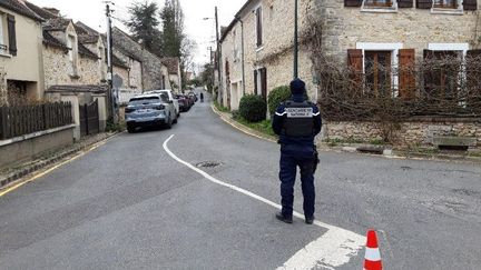 Lors de la perquisition chez Pierre Palmade, l'accés à la rue est interdit, à Cély-en-Bière, le 12 février 2023. (SOPHIE BORDIER / MAXPPP)