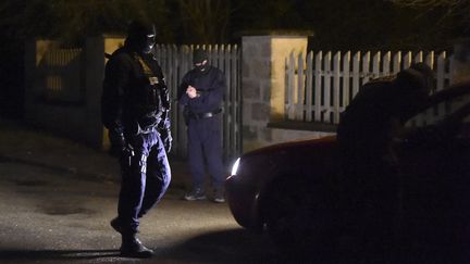 Un automobiliste est interrog&eacute; par des policiers dans la commune de Longpont (Aisne), jeudi 8 janvier 2015. (DOMINIQUE FAGET / AFP)