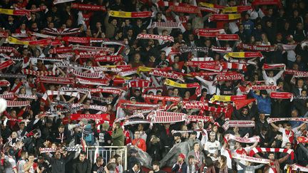 Les supporters monégasques brandissent leurs écharpes avant le quart de finale retour de Ligue des champions face à Dortmund, le 19 avril 2017 au stade Louis-II. (BENJAMIN CREMEL / DPPI / AFP)