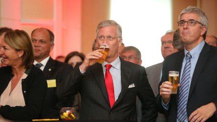 Royale simplicité. En Belgique, le roi des Belges Philippe suit, une bière à la main, le match des «Diables rouges», victorieux de l'Algérie le 17 juin. (NICOLAS MAETERLINCK / BELGA MAG / BELGA/AFP)