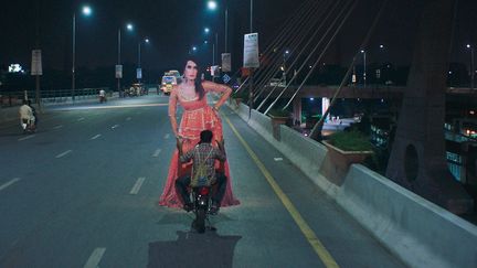 Une image du film "Joyland" du Pakistanais&nbsp;Saim Sadiq. Sélectionné à Cannes dans "Un Certain Regard", le long-métrage a obtenu la "Queer Palm" le 27 mai 2022. (CONDOR DISTRIBUTION)