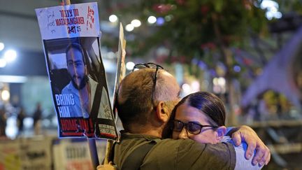 Des proches d'un Israélien retenu en otage par le Hamas lors d'un rassemblement à Tel Aviv (Israël), après l'annonce d'un accord de cessez-le-feu entre Israël et le Hamas, le 15 janvier 2025 (JACK GUEZ / AFP)