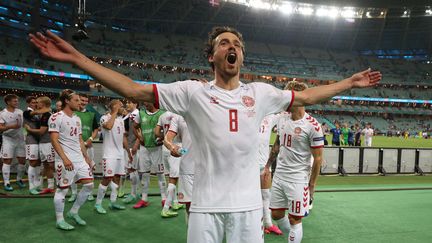 La délivrance de Thomas Delaney et des Danois après leur victoire contre la République tchèque en quart de finale de l'Euro 2021. (NAOMI BAKER / AFP)