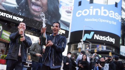 Des employés de Coinbase fêtent leur entrée en Bourse à New York (USA), le 14 avril 2021. (JOHN ANGELILLO / MAXPPP)