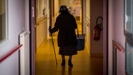 Une résidente dans un Ehpad à Brest dans le Finistère, le 4 mars 2020 (photo d'illustration). (LOIC VENANCE / AFP)