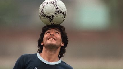 La star argentine du football Diego Maradona lors d'une séance d'entraînement de la sélection nationale à Mexico, le 22 mai 1986. (JORGE DURAN / AFP)