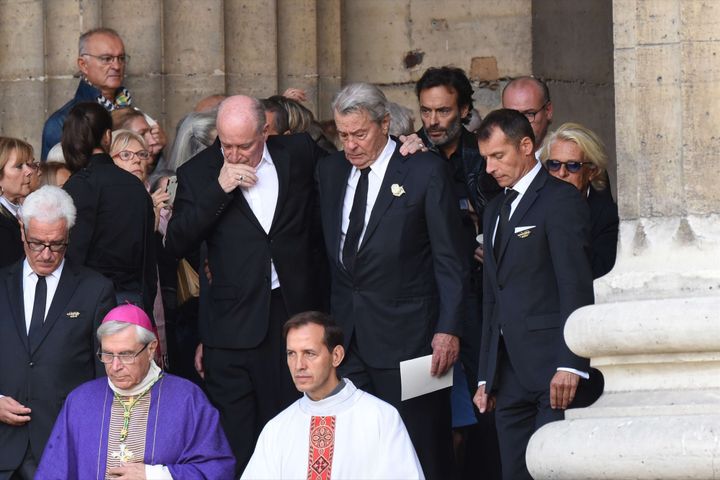 Sur les marches de l'église Saint-Sulpice, Alain Delon et Pascal Desprez, le mari de Mireille Darc (au centre), aux obsèques de l'actrice (1er septembre 2017)
