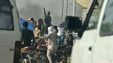 Des policiers tchadiens à N'Djamena (Tchad) lors d'une manifestation contre les militaires au pouvoir, le 27 avril 2021. (ISSOUF SANOGO / AFP)