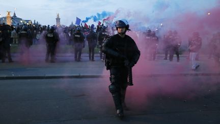 Un gendarme s'&eacute;loigne d'une manifestation d'opposants au mariage homosexuel, le 21 avril 2013, &agrave; Paris. (KENZO TRIBOUILLARD / AFP)