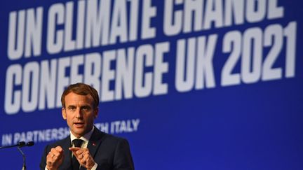 Le président français Emmanuel Macron&nbsp;lors du&nbsp;sommet des dirigeants mondiaux de la COP26 à Glasgow, en Écosse (Royaume-Uni), le 1er novembre 2021.&nbsp; (ANDY BUCHANAN / POOL/ AFP)