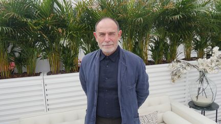 Lorenzo Mattotti le 21 mai sur la terrasse Albane du Marriott Hôtel à Cannes. (Lorenzo Ciavarioni Azzi/franceinfo Culture)