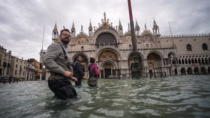 La place Saint-Marc à Venise (Italie), sous les eaux, le 15 novembre 2019. (FILIPPO MONTEFORTE / AFP)