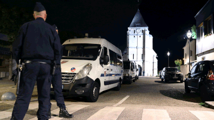 &nbsp; (Les deux terroristes étaient équipés d'armes blanches et de faux explosifs © MaxPPP)