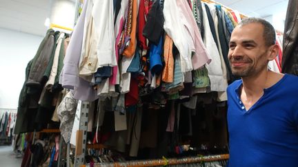 Rémi Antoniucci, fondateur de Bis Boutique Solidaire, dans l'atelier parisien au milieu des stocks de vêtements triés
 (Corinne Jeammet)