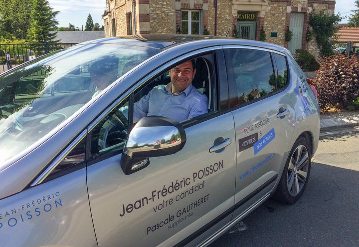 Jean-Frédéric Poisson, candidat soutenu par LR et l'UDI, en campagne dans les Yvelines. (SOPHIE BRUNN / FRANCEINFO)