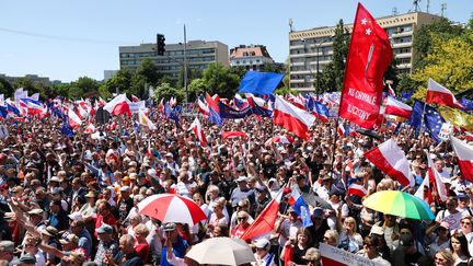 Des manifestants rassemblés contre le gouvernement, à Varsovie, en Pologne, le 4 juin 2023. (JAKUB PORZYCKI / ANADOLU AGENCY / AFP)