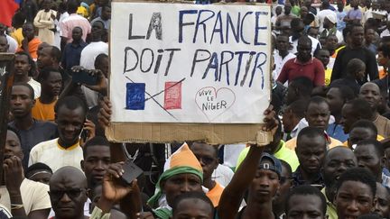 Une pancarte hostile à la présence française au Niger lors d'une manifestation à Niamey, le 3 août 2023. (AFP)