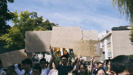 Une manifestation qui suit la mort de Zhang Chaolin, à Auvervilliers (Seine-Saint-Denis), le 14 aout 2016. (DENIS MEYER / HANS LUCAS)