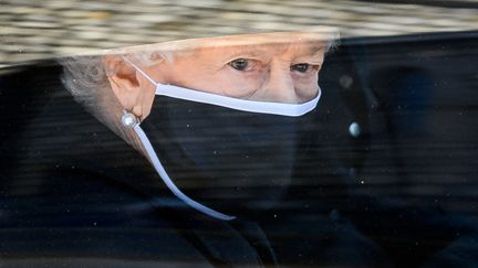 La reine Elizabeth II, en voiture, le jour des obsèques de son mari, le prince Philip,à Londres, le 17 avril 2021. (LEON NEAL / AFP)