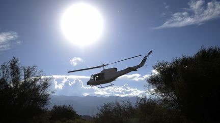 Un h&eacute;licopt&egrave;re d&eacute;colle, le 11 mars 2015, dans la province de La Rioja, en Argentine. Il a transport&eacute; des experts venus examiner les d&eacute;bris des deux appareils dont le crash a fait dix morts, dont huit Fran&ccedil;ais, le 9 mars, lors du tournage de l'&eacute;mission "Dropped", pour TF1. (JUAN MABROMATA / AFP)