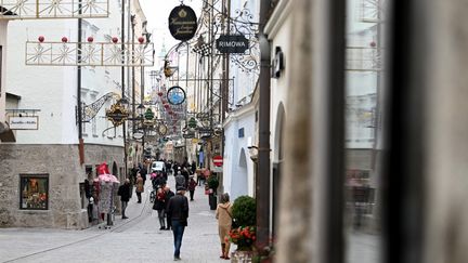 Des passants dans les rues de Salzbourg, en Autriche, le 12 novembre 2021. (BARBARA GINDL / APA / AFP)