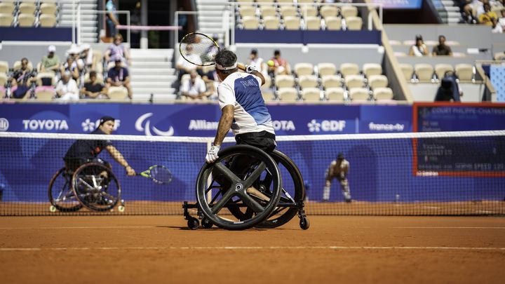 Le Français Stéphane Houdet affronte le Britannique Dahnon Ward lors du tournoi paralympique de tennis en fauteuil roulant, le 1er septembre 2024, à Roland-Garros. (GABRIELLE CEZARD/SIPA)