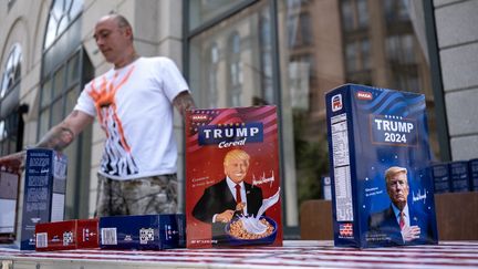 Un fan du candidat républicain vend des céréales à l'effigie de Donald Trump, le 17 juillet 2024. (JIM VONDRUSKA / GETTY IMAGES NORTH AMERICA / AFP)