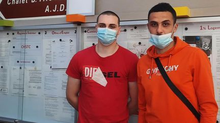 Benjamin, 22 ans et Salim, 23 ans, parmi les premiers bénéficiaires du revenu solidarité jeunes, expérimenté dans la Métropole de Lyon. (MATHILDE IMBERTY / RADIO FRANCE)