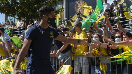 Des supporters viennent encourager les joueurs du FC Nantes, avant le deuxième match de barrage contre Toulouse à la Beaujoire. (OLIVIER LANRIVAIN / MAXPPP)