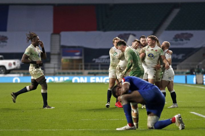 La détresse des Français lors de la défaite en prolongation face à l'Angleterre lors de la Coupe d'Automne des Nations. (ADRIAN DENNIS / AFP)